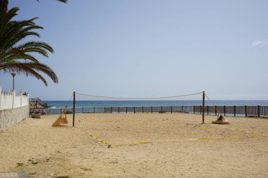 Costa Calma, Fuerteventura, İspanya 'daki Atlantik Okyanusu kıyısındaki plaj voleybol sahası.