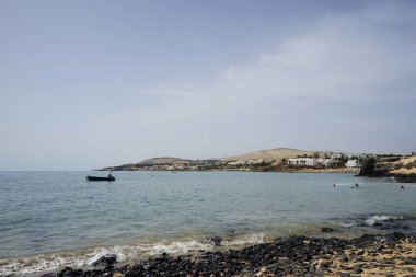 İspanya 'nın Fuerteventura adasındaki tatil beldesi Costa Calma' nın açıklarında Atlantik Okyanusu 'nda bir tekne demirledi.. 