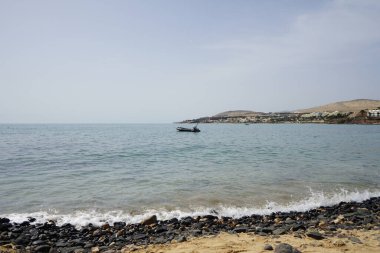 İspanya 'nın Fuerteventura adasındaki tatil beldesi Costa Calma' nın açıklarında Atlantik Okyanusu 'nda bir tekne demirledi.. 