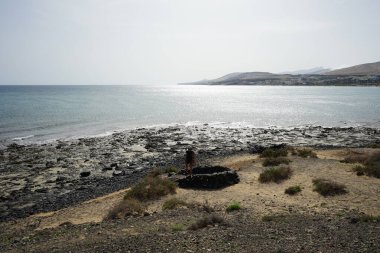 İspanya 'nın Fuerteventura adasındaki tatil beldesi Costa Calma' daki kumsaldaki rüzgara karşı korumak için taşlardan yapılmış bir yapı.. 