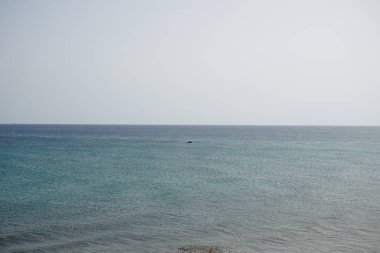 İspanya 'nın Fuerteventura adasındaki tatil beldesi Costa Calma' nın açıklarında Atlantik Okyanusu 'nda bir tekne demirledi.. 