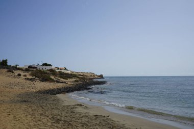 Ekim ayında Costa Calma 'daki plaj manzarası. Costa Calma İspanya 'nın Fuerteventura adasında bulunan bir tatil beldesidir.. 