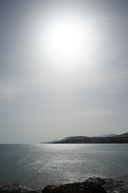 Ekim ayında Costa Calma 'da kumsalda güneş parlar. Costa Calma İspanya 'nın Fuerteventura adasında bulunan bir tatil beldesidir.. 