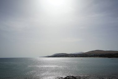 Ekim ayında Costa Calma 'da kumsalda güneş parlar. Costa Calma İspanya 'nın Fuerteventura adasında bulunan bir tatil beldesidir.. 