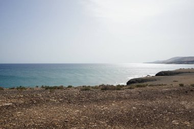 Ekim ayında Costa Calma 'da kumsalda güneş parlar. Costa Calma İspanya 'nın Fuerteventura adasında bulunan bir tatil beldesidir.. 