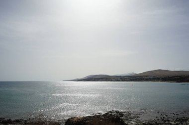Ekim ayında Costa Calma 'da kumsalda güneş parlar. Costa Calma İspanya 'nın Fuerteventura adasında bulunan bir tatil beldesidir.. 