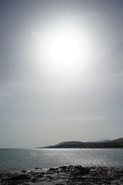 Ekim ayında Costa Calma 'da kumsalda güneş parlar. Costa Calma İspanya 'nın Fuerteventura adasında bulunan bir tatil beldesidir.. 