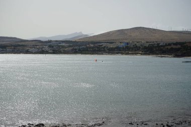 Atlantik Okyanusu 'nda Costa Calma sahilinin yakınında mükemmel kanat sörfü. Kanat kanat çırpma veya kanat çırpma, uçurtma sörfü, rüzgar sörfü ve sörf ile geliştirilen rüzgârlı su sporudur. Fuerteventura, Kanarya Adaları, İspanya. 