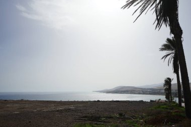 Akşamları Atlantik Okyanusu ve tatil beldesi Costa Calma 'daki sahil manzarası, Fuerteventura, Las Palmas, İspanya.