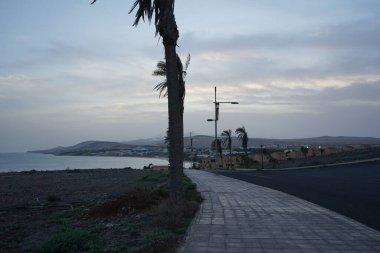 Yol için iki lamba ve tatil köyü Costa Calma, Fuerteventura, Las Palmas, İspanya 'daki kaldırım kenarındaki kaldırımlardan oluşan modern bir sokak lambası.. 