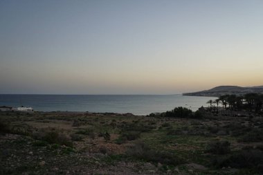 Akşamları Atlantik Okyanusu ve tatil beldesi Costa Calma 'daki sahil manzarası, Fuerteventura, Las Palmas, İspanya.
