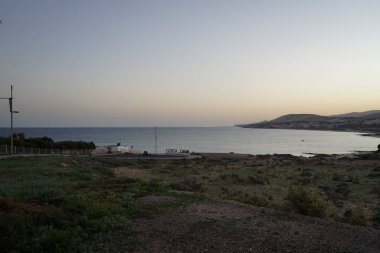 Akşamları Atlantik Okyanusu ve tatil beldesi Costa Calma 'daki sahil manzarası, Fuerteventura, Las Palmas, İspanya.