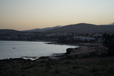 Akşamları Atlantik Okyanusu ve tatil beldesi Costa Calma 'daki sahil manzarası, Fuerteventura, Las Palmas, İspanya.