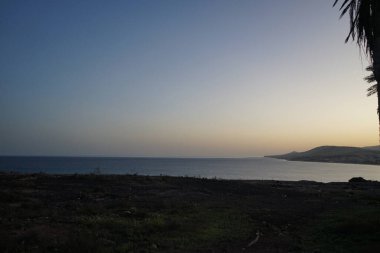 Akşamları Atlantik Okyanusu ve tatil beldesi Costa Calma 'daki sahil manzarası, Fuerteventura, Las Palmas, İspanya.