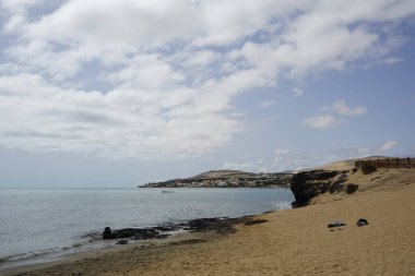 Ekim ayında Costa Calma 'daki plaj manzarası. Costa Calma İspanya 'nın Fuerteventura adasında bulunan bir tatil beldesidir.. 
