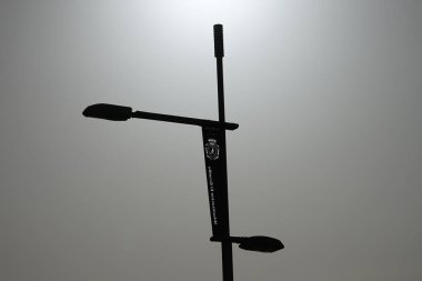 Yol için iki lamba ve tatil köyü Costa Calma, Fuerteventura, Las Palmas, İspanya 'daki kaldırım kenarındaki kaldırımlardan oluşan modern bir sokak lambası.. 