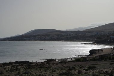 Ekim ayında Costa Calma 'daki sahil ve mimari manzarası. Costa Calma İspanya 'nın Fuerteventura adasında bulunan bir tatil beldesidir.. 