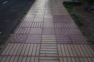 Tatil beldesi Costa Calma, Fuerteventura, Las Palmas, İspanya 'da asfalt döşemeli güzel bir kaldırım bulunmaktadır..
