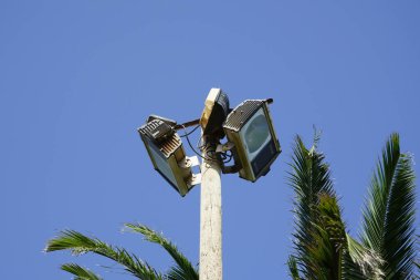 Tatil beldesi Costa Calma, Fuerteventura, Las Palmas, İspanya 'da modern sokak lambalı bir direk duruyor..