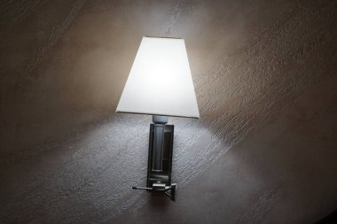 Otelde dekoratif alçılı bir duvara dayanmış bir lamba. R2 Rio Calma, Costa Calma, Las Palmas, İspanya.