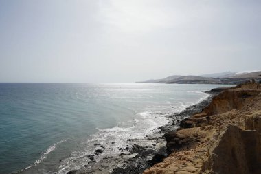 Plaj tatil beldesi Costa Calma 'daki Atlantik Okyanusu' nun manzaralı sahil şeridine bakın. R2 Rio Calma, Fuerteventura, Kanarya Adaları, İspanya. 