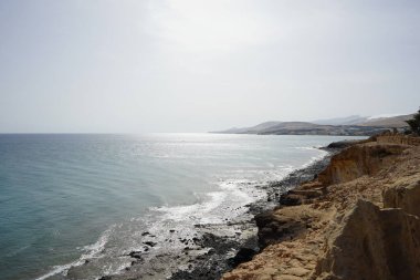 Plaj tatil beldesi Costa Calma 'daki Atlantik Okyanusu' nun manzaralı sahil şeridine bakın. R2 Rio Calma, Fuerteventura, Kanarya Adaları, İspanya. 