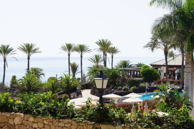 Plaj tatil beldesi Costa Calma 'daki havuz ve Atlantik Okyanusu manzarası. R2 Rio Calma, Costa Calma, Fuerteventura, Kanarya Adaları, İspanya.    