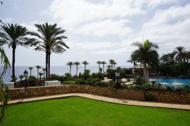 Plaj tatil beldesi Costa Calma 'daki havuz ve Atlantik Okyanusu manzarası. R2 Rio Calma, Costa Calma, Fuerteventura, Kanarya Adaları, İspanya.    