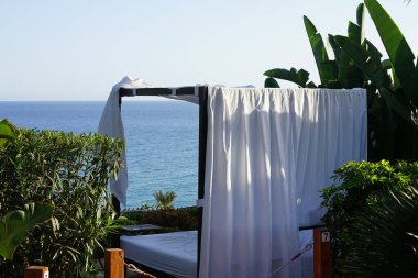 Atlantik Okyanusu 'na bakan bir çardak, sahil tatil beldesi Costa Calma' da bulunmaktadır. R2 Rio Calma, Fuerteventura, Kanarya Adaları, İspanya.