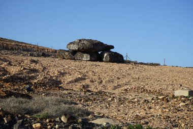 Esquinzo, Fuerteventura, Las Palmas, İspanya civarında büyük taşlar istiflenmiş.. 