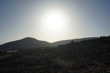Monte Aguda Dağı üzerindeki Sunset manzarası, Ekim ayında, sahil tatil beldesi Esquinzo, Fuerteventura, Las Palmas, Kanarya Adaları, İspanya.