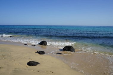 Ekim ayında Atlantik Okyanusu kıyısındaki Playa de Esquinzo 'nun Esquinzo Plajı manzarası. Esquinzo, Fuerteventura, Las Palmas, Kanarya Adaları, İspanya. 