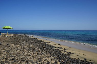Ekim ayında Atlantik Okyanusu kıyısındaki Playa de Esquinzo 'nun Esquinzo Plajı manzarası. Esquinzo, Fuerteventura, Las Palmas, Kanarya Adaları, İspanya. 