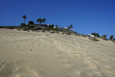 Ekim ayında Atlantik Okyanusu kıyısındaki Esquinzo Playa de Esquinzo yakınlarındaki binalar. Esquinzo, Fuerteventura, Las Palmas, Kanarya Adaları, İspanya.