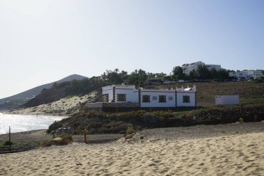 Ekim ayında Atlantik Okyanusu kıyısındaki Esquinzo Playa de Esquinzo yakınlarındaki binalar. Esquinzo, Fuerteventura, Las Palmas, Kanarya Adaları, İspanya.