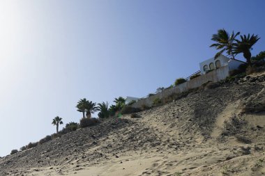 Ekim ayında Atlantik Okyanusu yakınlarındaki Playa de Esquinzo 'daki Esquinzo sahilinin yüksek kumlu manzarası. Esquinzo, Fuerteventura, Las Palmas, Kanarya Adaları, İspanya. 