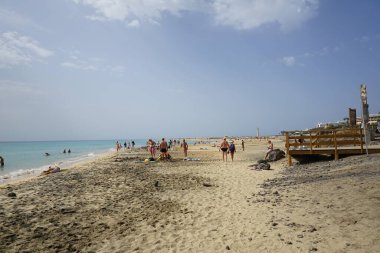 Las Gaviotas, Fuerteventura, İspanya - 25 Ekim 2022: Fuerteventura adasında turistlerle Playa las Gaviotas plajı manzarası. Las Palmas, Kanarya Adaları.