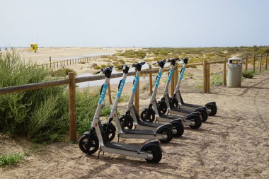 Las Gaviotas, Fuerteventura, İspanya - 24 Ekim 2022: Fuerteventura Adası 'ndaki tatil beldesi Las Gaviotas' ın sahil kenarındaki KIRD scooterları.