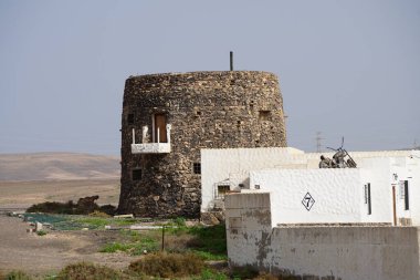 Costa Calma, Fuerteventura, İspanya - 30 Ekim 2022: Eski paslı bir motosiklet Matas Körfezi 'ndeki Rancho de Matas Blancas binasının çatısında..