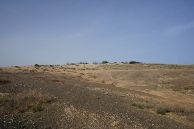 Matas Körfezi 'nde Atlantik Okyanusu kıyısında kuru akarsulara sahip bir tepe bulunmaktadır. Costa Calma, Fuerteventura, Las Palmas, Kanarya Adaları, İspanya.