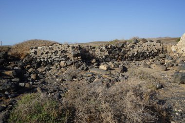 Eski binaların kalıntıları Matas Körfezi 'ndeki Atlantik Okyanusu kıyısında yer almaktadır. Costa Calma, Fuerteventura, Las Palmas, Kanarya Adaları, İspanya.