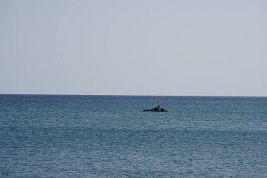 Matas Körfezi 'nde Atlantik Okyanusu' nda kanoyla yüzen bir balıkçı. Costa Calma, Fuerteventura, Las Palmas, Kanarya Adaları, İspanya. 