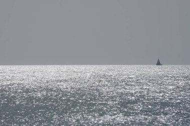 Bir yelkenli, Matas Körfezi 'nde Atlantik Okyanusu' nun dalgalarında yelken açar. Costa Calma, Fuerteventura, Las Palmas, Kanarya Adaları, İspanya. 