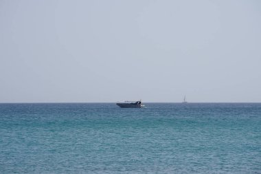 Costa Calma, Fuerteventura, İspanya - 31 Ekim 2022: Sihirli Yunus sürat teknesi, yunusları canlı görmek için gereken her şey ve Matas Körfezi 'ndeki Atlantik Okyanusu' nu geçmek için bir yelkenli. Las Palmas, Kanarya Adaları. 