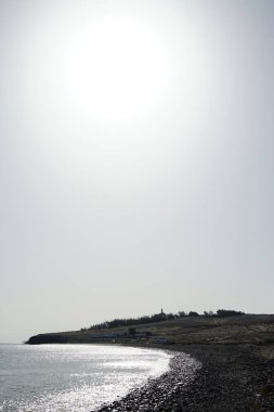 Güneş, Matas Körfezi 'ndeki Atlantik Okyanusu' nun üzerinde ve Ekim ayında kıyı şeridinde parlar. Matas de Matas, Costa Calma, Fuerteventura, Las Palmas, Kanarya Adaları, İspanya.   