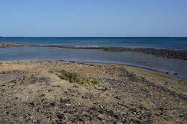 Sonbaharda Matas Körfezi Atlantik Okyanusu ile birleşen Barranco de los Vachuelos Nehri 'nin manzarası. Costa Calma, Fuerteventura, Las Palmas, Kanarya Adaları, İspanya. 