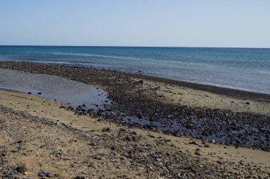 Sonbaharda Matas Körfezi Atlantik Okyanusu ile birleşen Barranco de los Vachuelos Nehri 'nin manzarası. Costa Calma, Fuerteventura, Las Palmas, Kanarya Adaları, İspanya. 