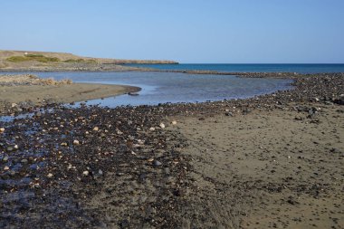 Sonbaharda Matas Körfezi Atlantik Okyanusu ile birleşen Barranco de los Vachuelos Nehri 'nin manzarası. Costa Calma, Fuerteventura, Las Palmas, Kanarya Adaları, İspanya. 