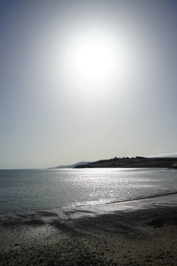 Güneş, Matas Körfezi 'ndeki Atlantik Okyanusu' nun üzerinde ve Ekim ayında kıyı şeridinde parlar. Matas de Matas, Costa Calma, Fuerteventura, Las Palmas, Kanarya Adaları, İspanya.  