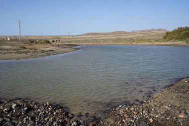 Sonbaharda Matas Körfezi Atlantik Okyanusu ile birleşen Barranco de los Vachuelos Nehri 'nin manzarası. Costa Calma, Fuerteventura, Las Palmas, Kanarya Adaları, İspanya. 